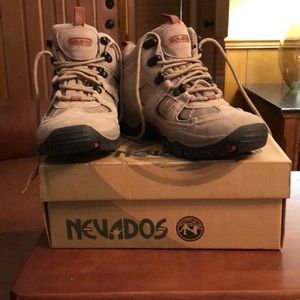 New Women’s Nevados Hiking Boot SZ 8.5 worn 1 time
